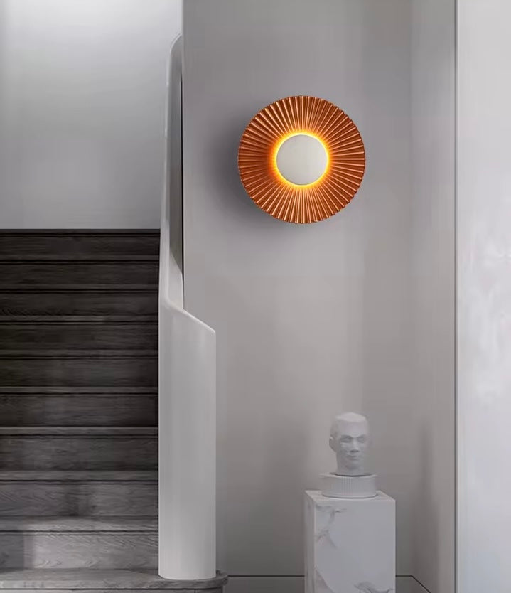 Aplica de perete de design in forma de disc metalic cu striatii Alumi