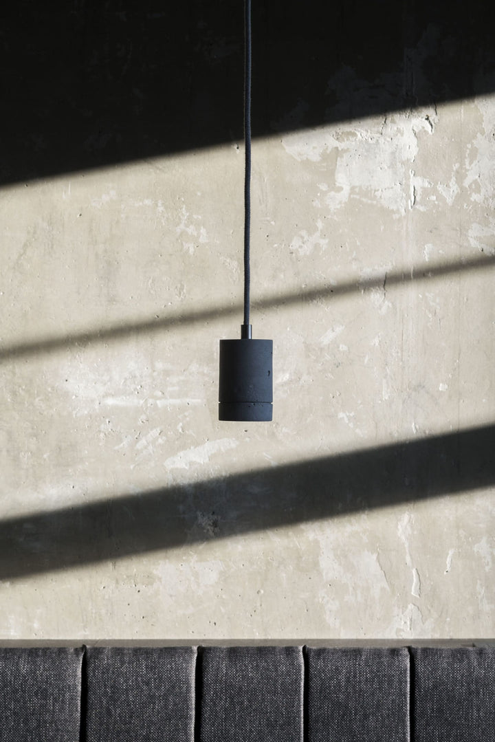 Pendul minimalist cu soclu din beton Kalla by LØFTLIGHT