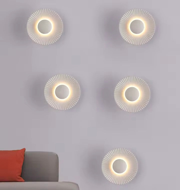 Aplica de perete de design in forma de disc metalic cu striatii Alumi