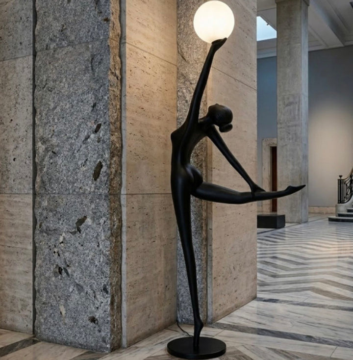 Lampadar negru in forma de balerina cu abajur alb mat