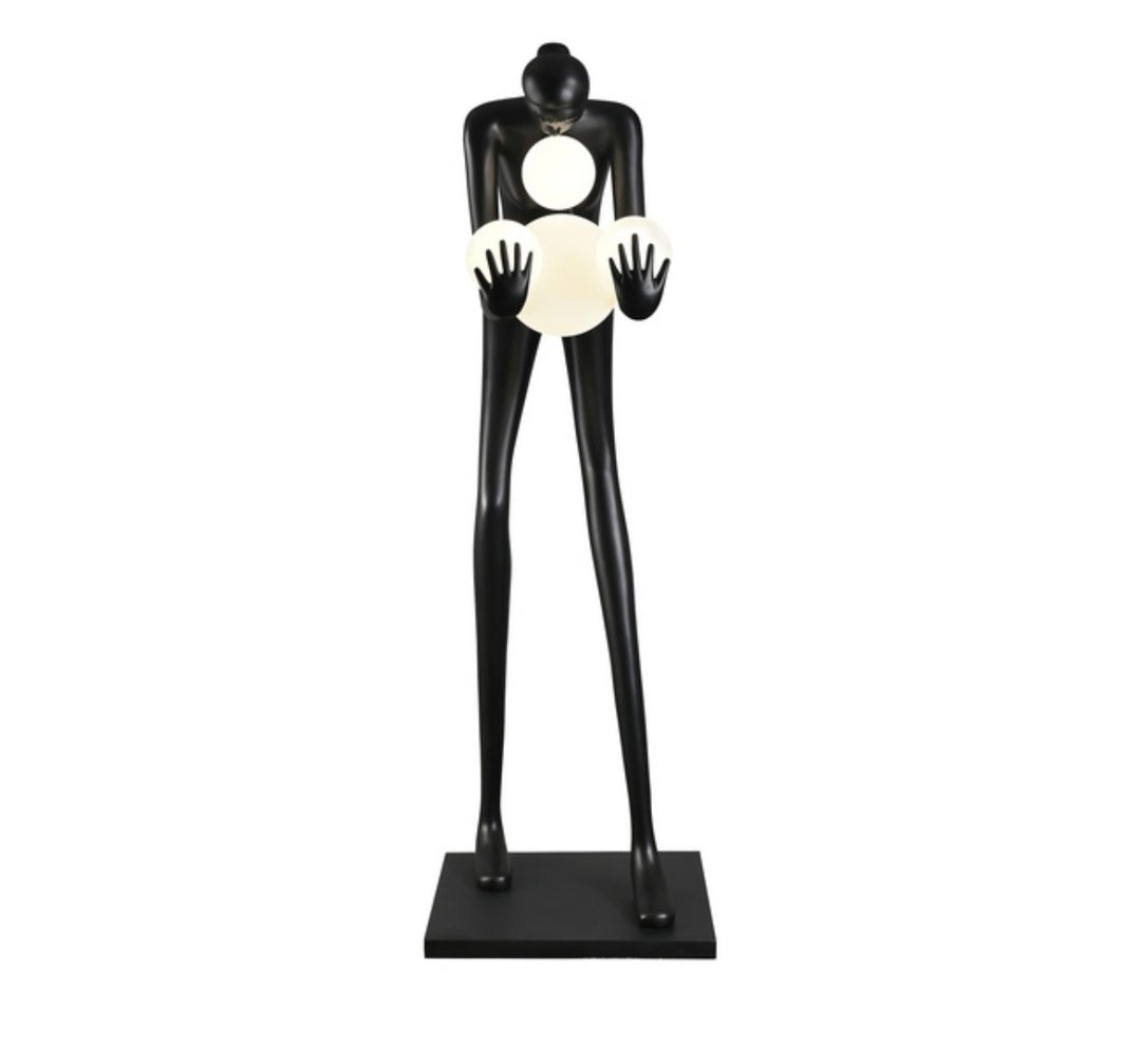 Statueta lampadar  cu o siluetă feminica  ce poartă globuri de sticlă Woman 2