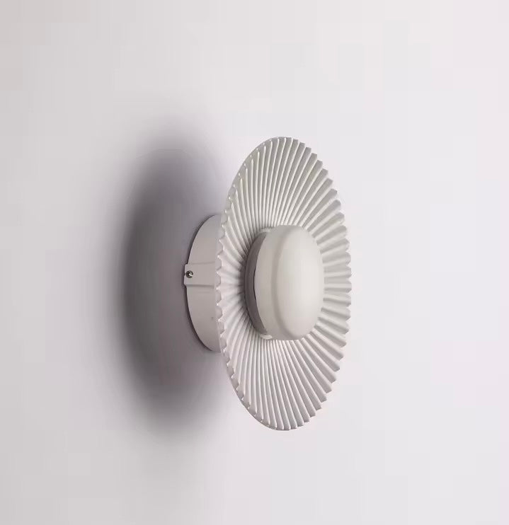 Aplica de perete de design in forma de disc metalic cu striatii Alumi