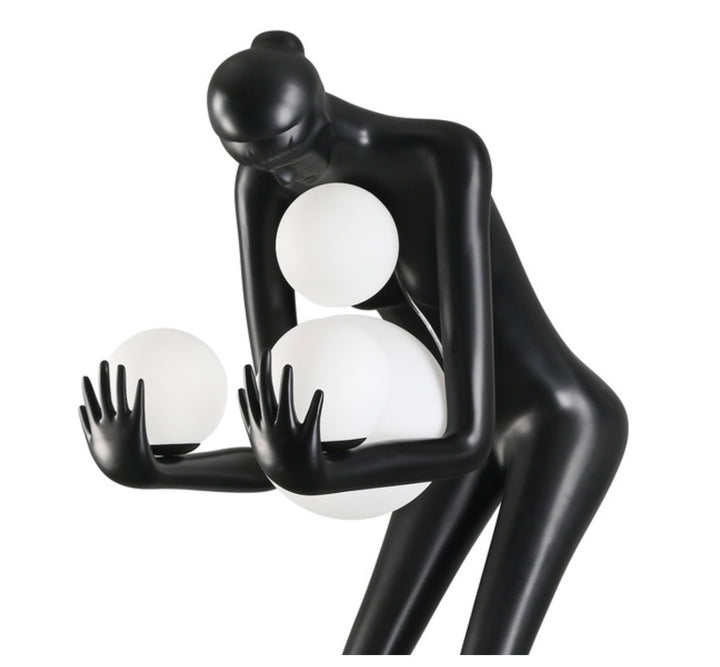 Statueta lampadar  cu o siluetă feminica  ce poartă globuri de sticlă Woman 2