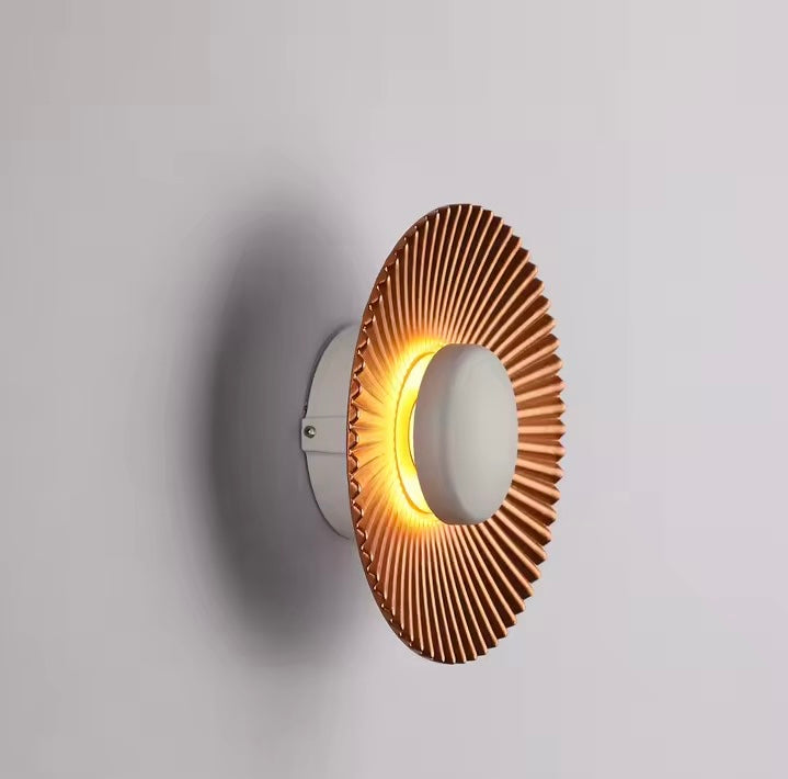 Aplica de perete de design in forma de disc metalic cu striatii Alumi