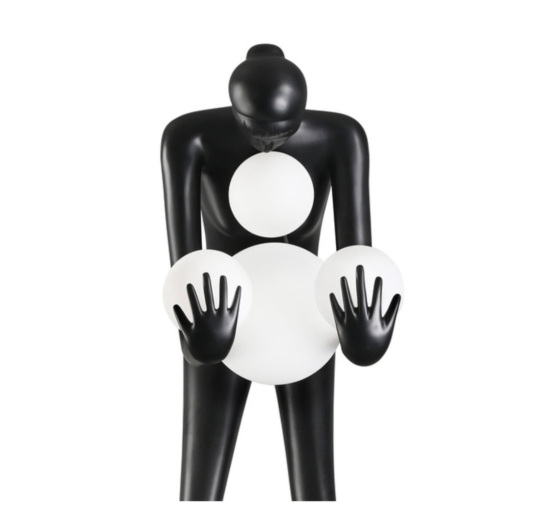 Statueta lampadar  cu o siluetă feminica  ce poartă globuri de sticlă Woman 2