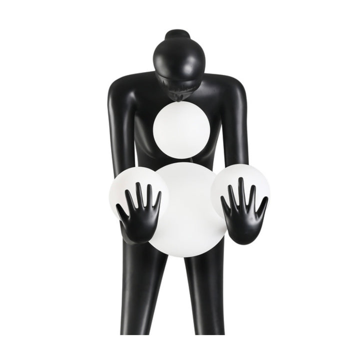Statueta lampadar  cu o siluetă feminica  ce poartă globuri de sticlă Woman 2