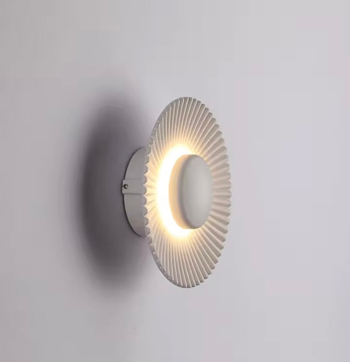 Aplica de perete de design in forma de disc metalic cu striatii Alumi