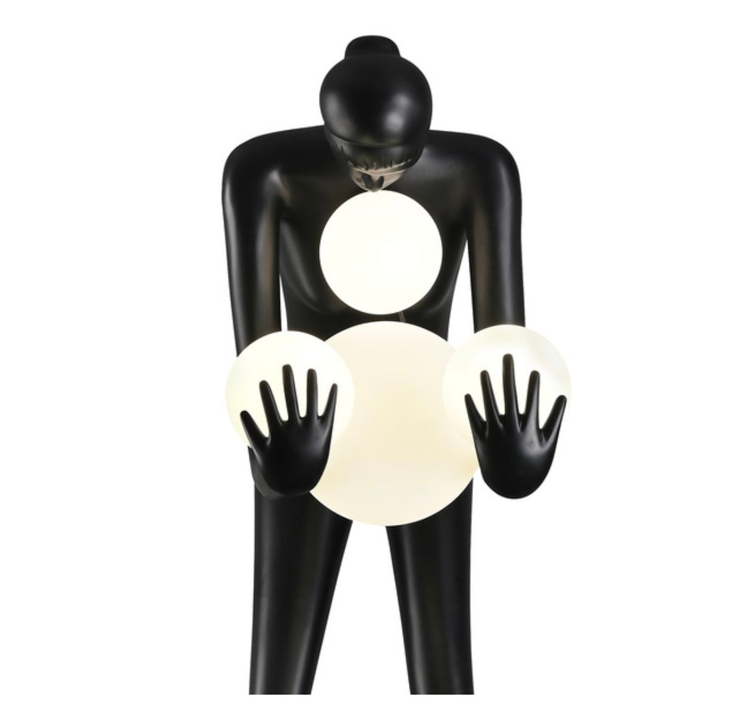 Statueta lampadar  cu o siluetă feminica  ce poartă globuri de sticlă Woman 2
