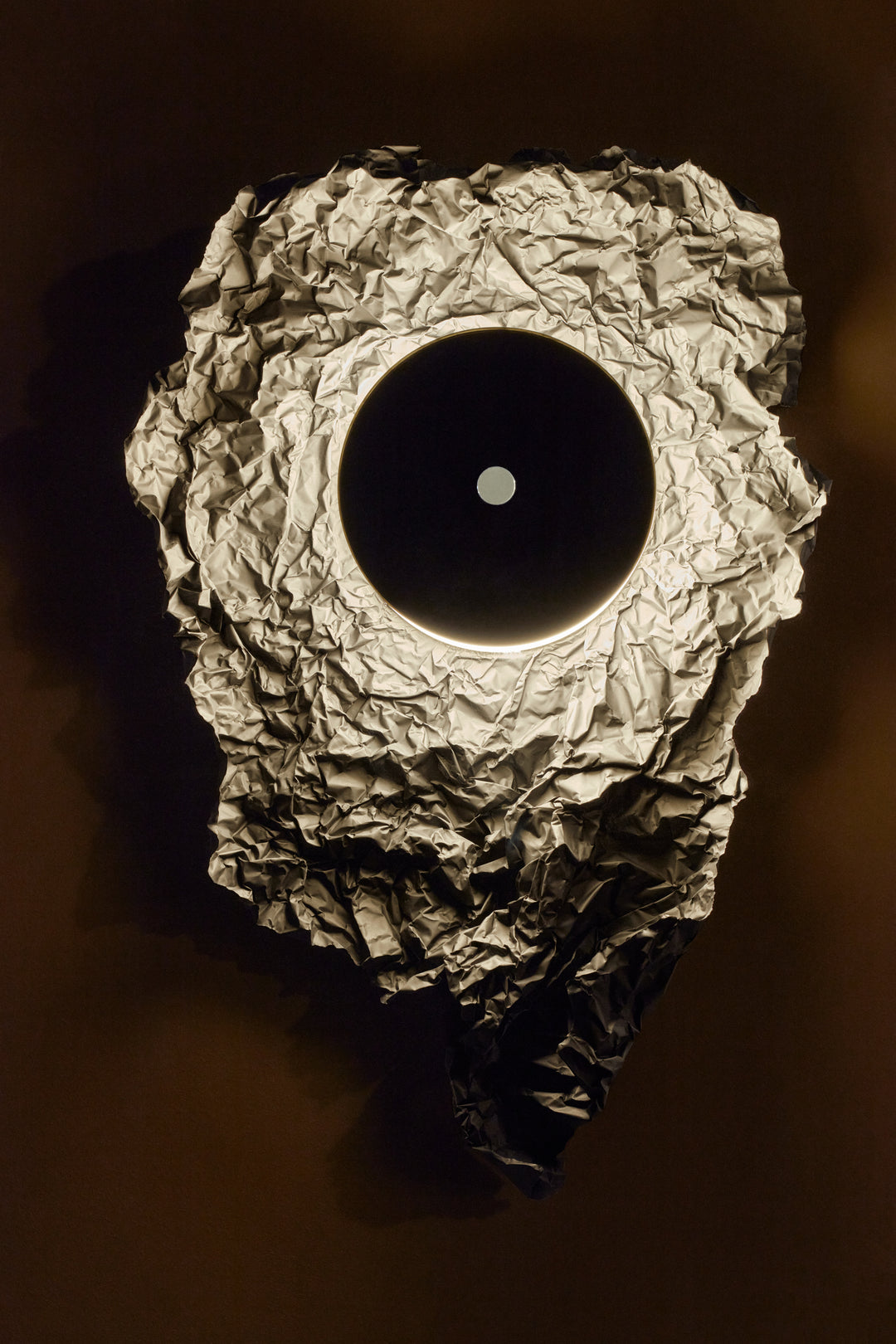 Lustra formata din doua discuri ovale ce cuprind sursa de lumina Eclipse Oval by Dechem