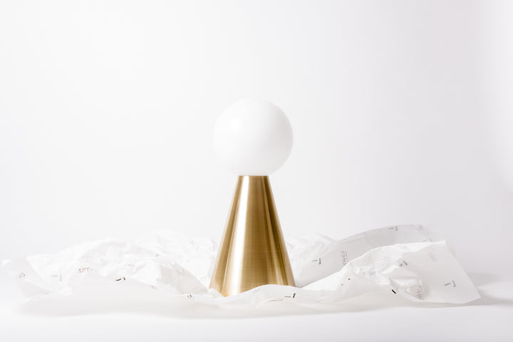 Lampa de masa cu forma conica din metal Cone M 139 by Lumo Concept