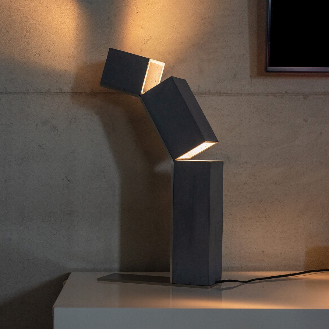 Lampa de masa cu design industial Robot by LØFTLIGHT
