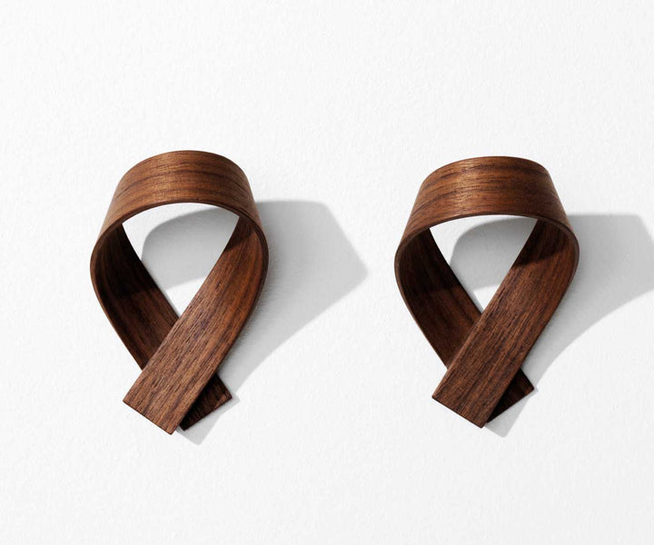 Agatator pentru haine in forma de funda confectionat din lemn Ribbon by Motarasu