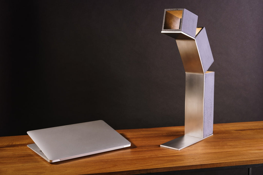 Lampa de masa cu design industial Robot by LØFTLIGHT