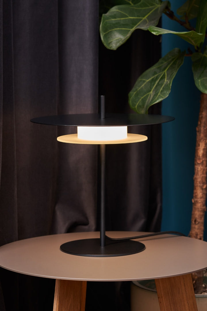 Lampa de masa cu design intrigant Aeroplan by LØFTLIGHT