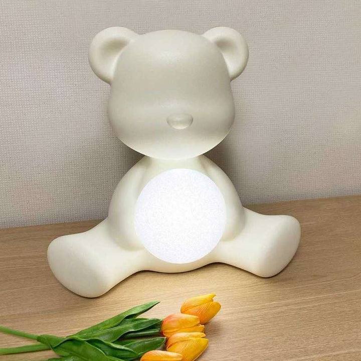 Lampa de masa cu acumulator Teddy Girl Qeeboo