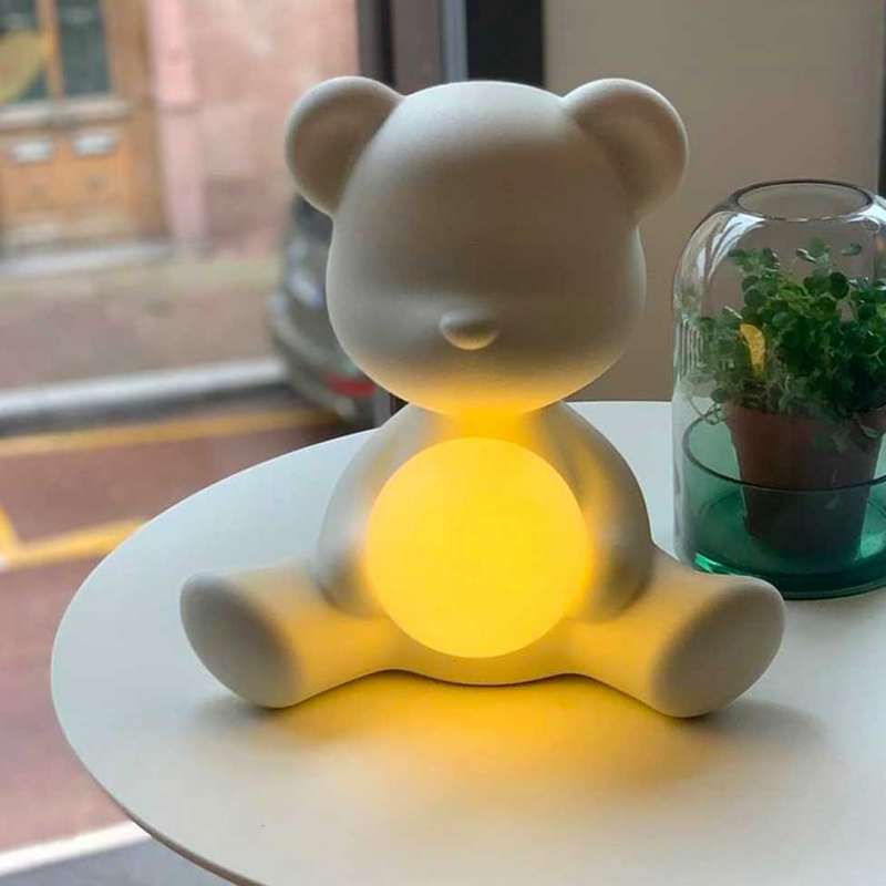 Lampa de masa cu acumulator Teddy Girl Qeeboo