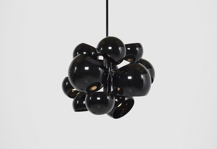 Lustra cu abajururi negre lucioasa atarnate de o tija metalica neagra Astronomy by Step into design