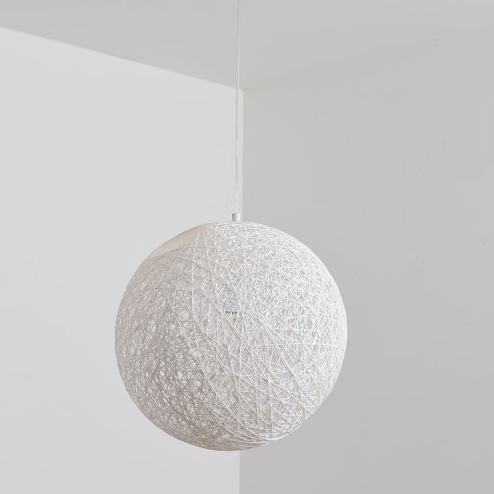 Lustra in forma de sfera confectionata din ata de canepa Corda by Step into design